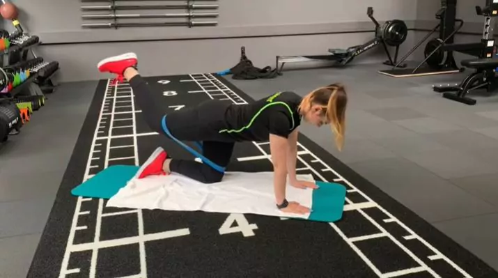 Beine Po Workout mit Widerstandsbändern