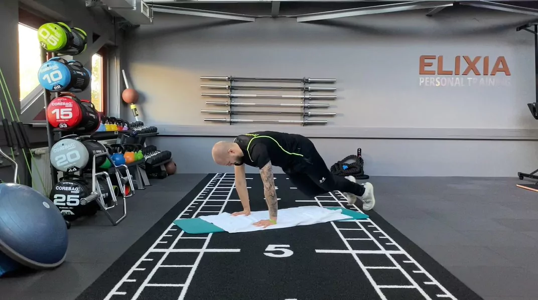 Zusammen aktiv trotz Corona – kurzes und effektives Bauchworkout mit Andreas ohne Equipment