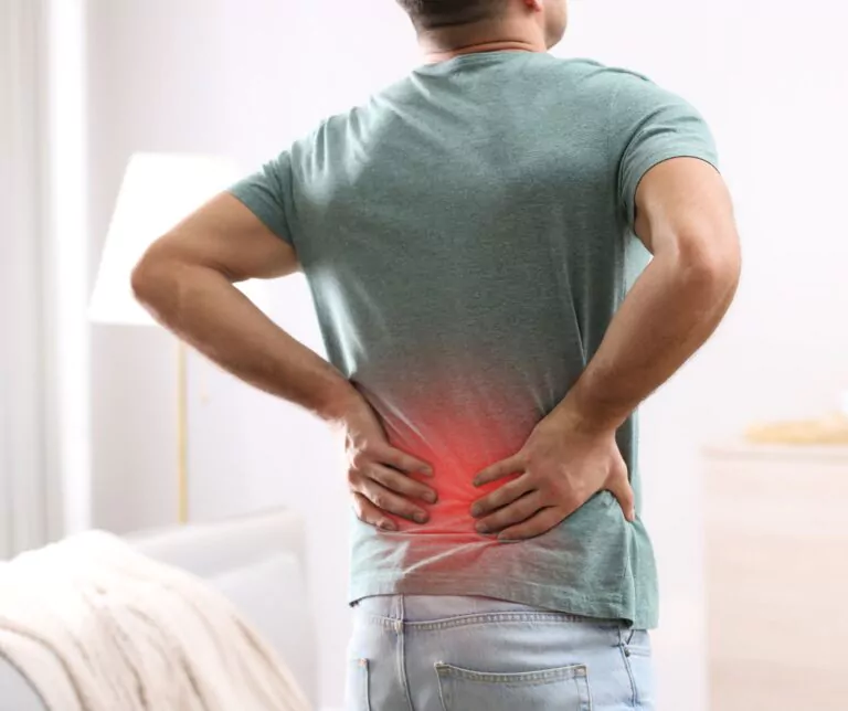 Die Last auf Ihren Schultern: Gemeinsam bekämpfen wir Ihre Rückenschmerzen durch Fitness!